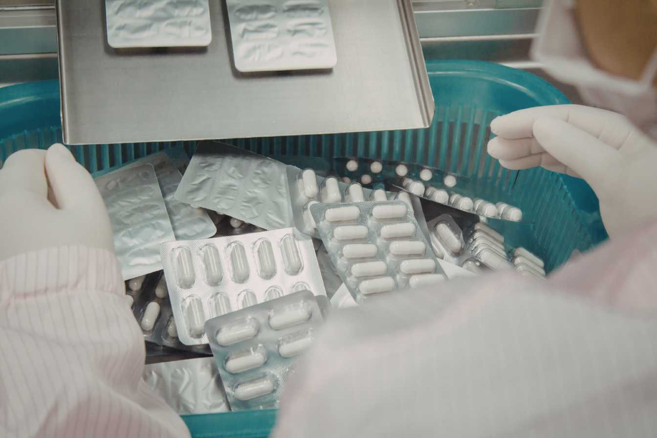 preparateur-en-pharmacie-formation-salaire-et-debouches-2